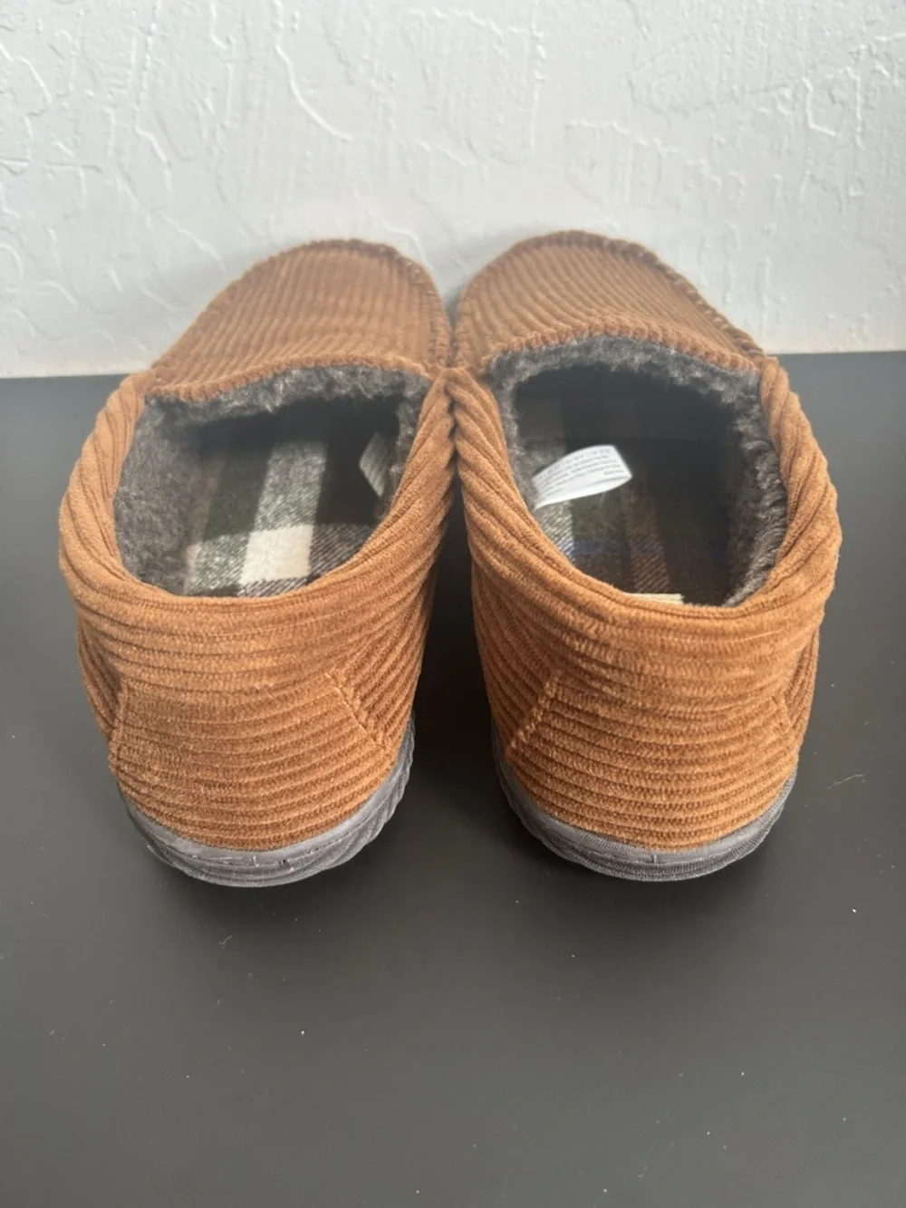 NWT Men’s Memory foam Corduroy Moccasin Slippers with faux fur lining size 7-8